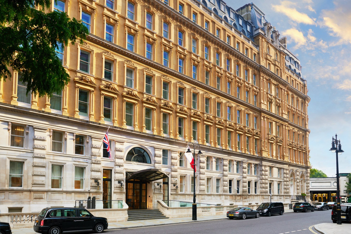 khách sạn Corinthia ở Whitehall Place, Westminster - nơi xảy ra sự việc.