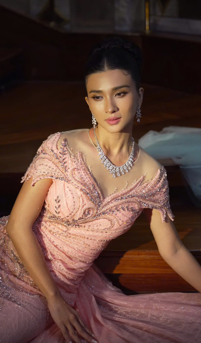 'Vợ' kém tuổi của Lý Hùng đeo kim cương giá trị khủng Ảnh 2