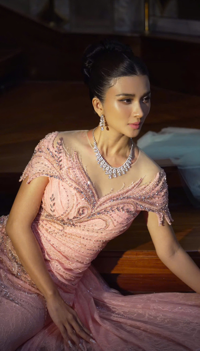 Kim Tuyến đeo bộ trang sức kim cương đắt đỏ