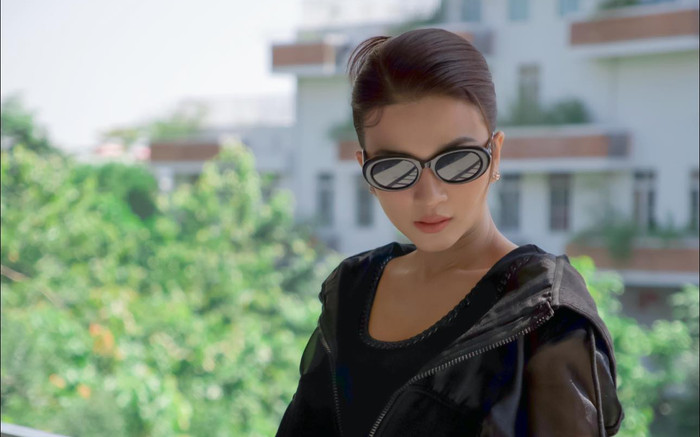 'Vợ' kém tuổi của Lý Hùng đeo kim cương giá trị khủng Ảnh 2