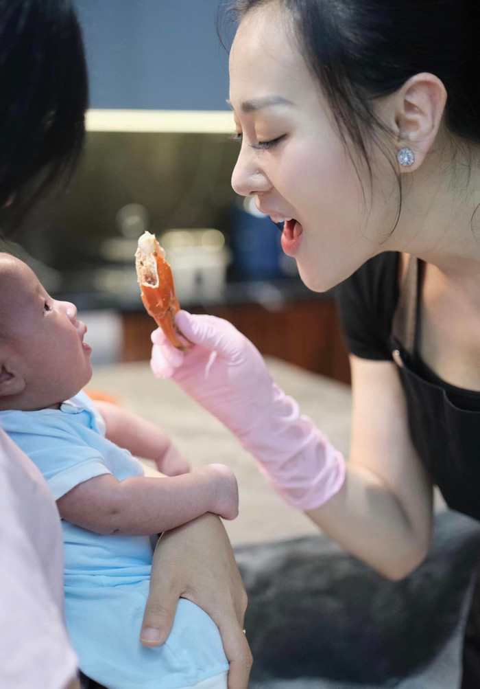 Showbiz 14/10: Phương Oanh hiện vẫn dành toàn bộ thời gian để chăm sóc con nhỏ. Ảnh: FBNV