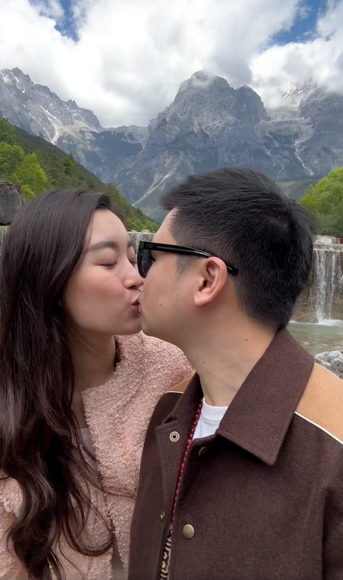 Showbiz 14/10: Đỗ Mỹ Linh và chồng thiếu gia 'khoá môi' đầy tình tứ trong chuyến đi chơi xa. Ảnh: FBNV