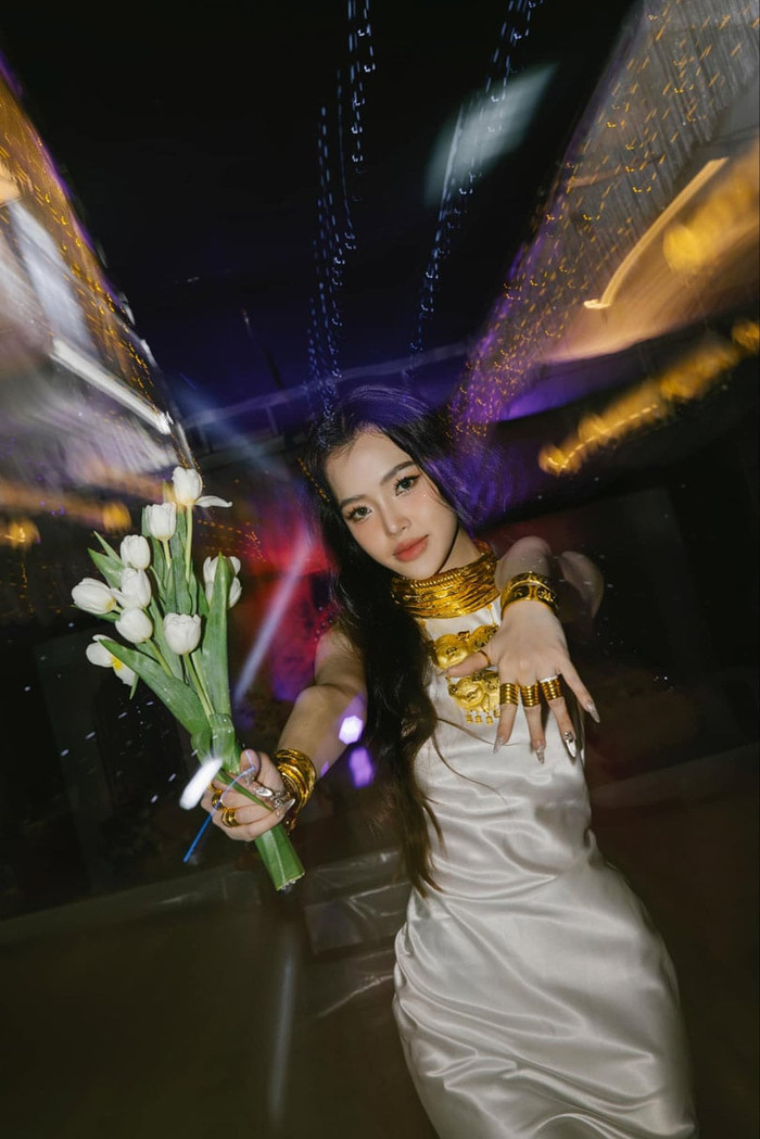 Cô dâu vàng đeo đầy người.