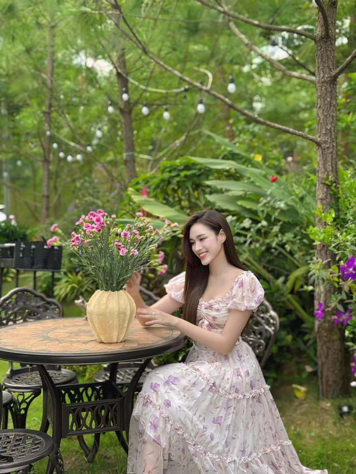 Trong những khoảnh khắc này, Hoa hậu Đỗ Thị Hà khéo léo tạo dáng quay nửa mặt, khoe góc nghiêng thu hút. Cựu Hoa hậu Việt Nam ghi điểm với đường nét gương mặt thanh toát cùng làn da trắng sáng, mịn màng. Hoa hậu Đỗ Thị Hà lựa chọn lối trang điểm nhẹ nhàng, theo tông hồng đào chủ đạo để tôn lên ưu điểm này.