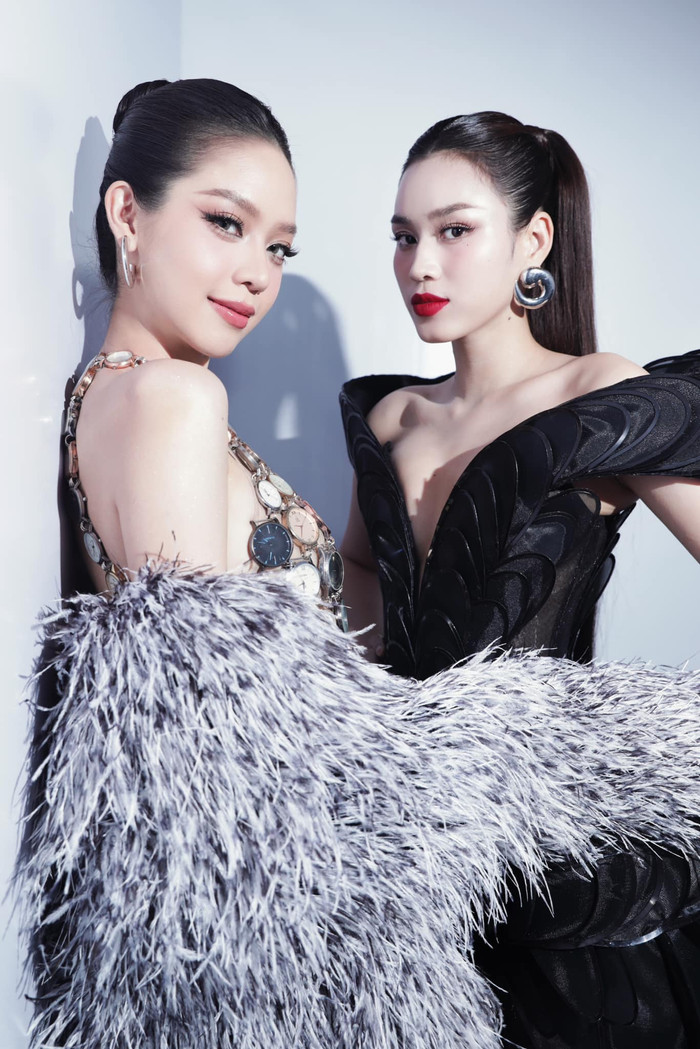 Trong sự kiện này, Hoa hậu Đỗ Thị Hà tiếp tục có màn tái ngộ Hoa hậu Thanh Thủy.