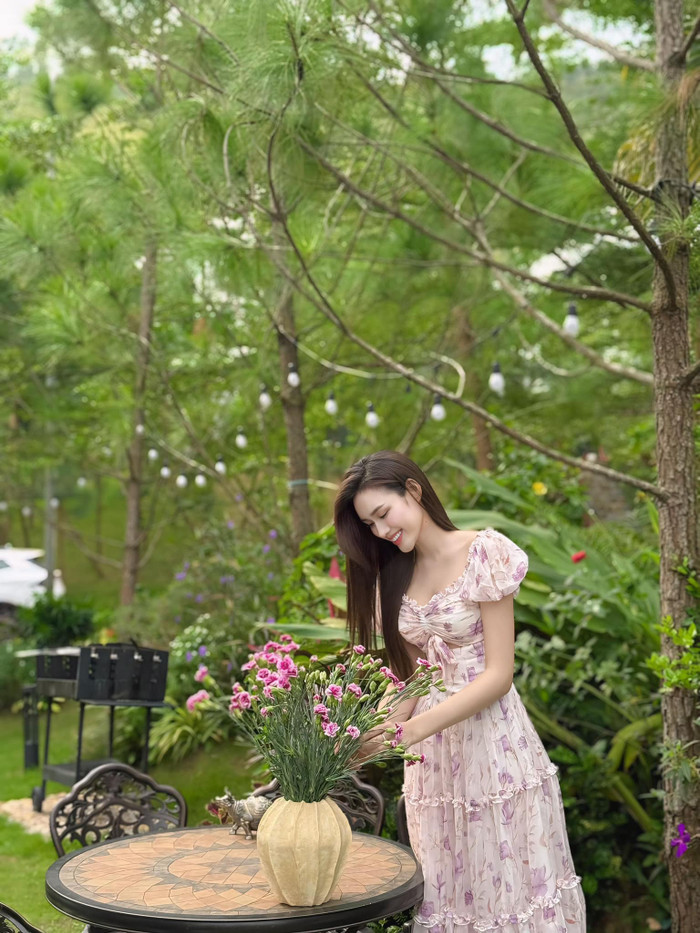 Trên trang cá nhân, Hoa hậu Đỗ Thị Hà đăng tải hình ảnh tự tin 'thả dáng' giữa thiên nhiên, thu về hơn 2000 lượt yêu thích chỉ trong 1 giờ đăng tải. Hậu tin đồn mang thai, nàng hậu xứ Thanh khoác lên người mẫu váy maxi thùng thình, giấu dáng. Thiết kế này theo tông màu hồng tím pastel chủ đạo, được tạo điểm nhấn bằng hoạ tiết hoa nhí. Để tăng thêm phần mềm mại, nữ tính, mẫu váy của Hoa hậu Đỗ Thị Hà được cách tân bằng phần cầu vai phồng cùng loạt đường bèo nhún chạy quanh phần ngực và tà váy.