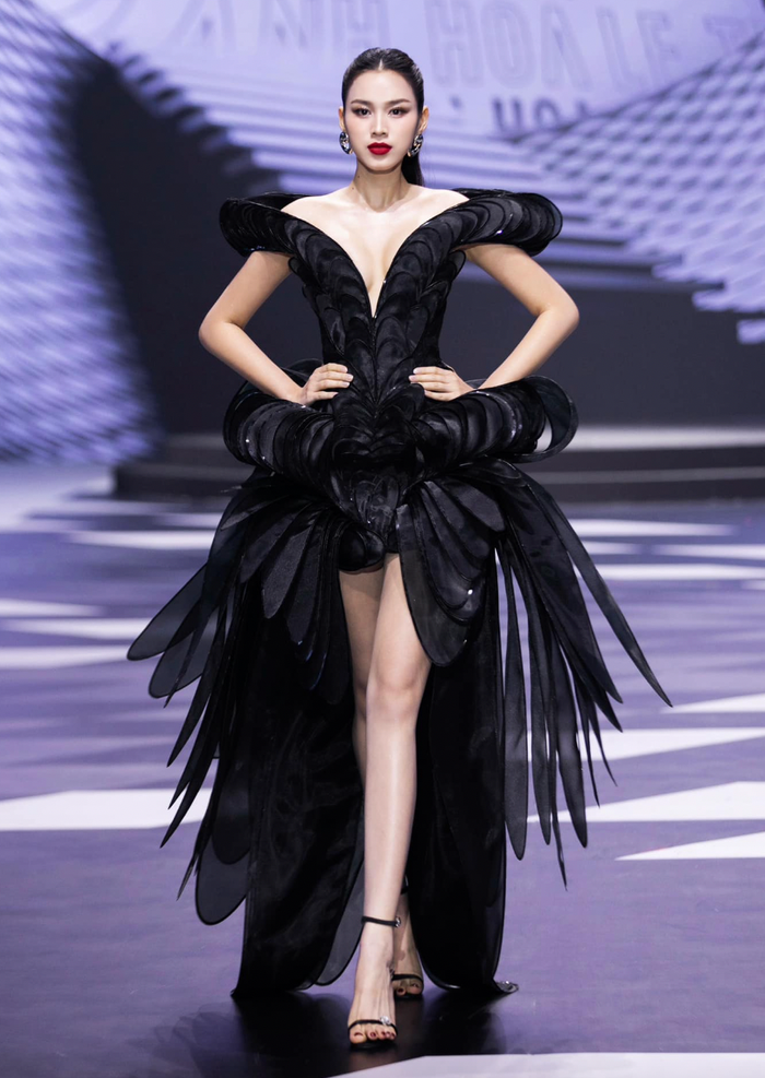 Hoa hậu Đỗ Thị Hà đảm nhiệm vị trí vedette cho show diễn thời trang này. Cô ghi điểm với từng bước catwalk chắc chắn, thần thái sắc lạnh.