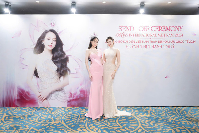 Hôm 8/10, Hoa hậu Đỗ Thị Hà bất ngờ bị đồn thổi chuyện mang thai. Nguyên nhân được bắt nguồn từ việc nàng hậu để lộ hàng loạt những hành động lạ như ôm bụng, xoa lưng tại họp báo trao sash cho Hoa hậu Thanh Thủy đến đấu trường Miss International 2024. Trước tin đồn mang thai, Hoa hậu Đỗ Thị Hà đã lên tiếng phủ nhận: 'Có 'dâu' thôi mà hay đồn quá'.