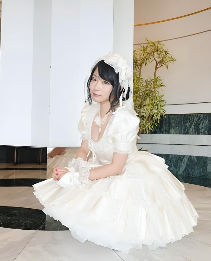 Nữ ca sĩ Emi Arisaka.