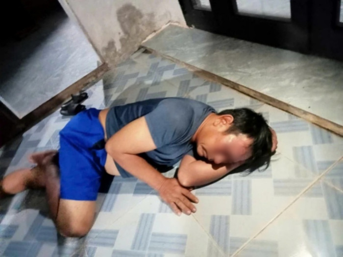 Ông L. bị đánh gục tại nhà