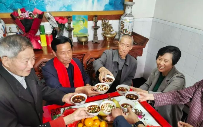 Bữa cơm đoàn viên của người đàn ông sau 70 năm thất lạc.