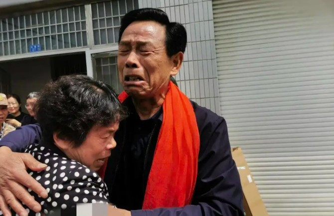 Ông Sun Jianping bật khóc khi gặp lại người thân ruột thịt.