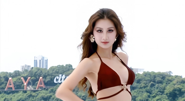 Quế Anh thăng hạng nhan sắc khi để tóc uốn.