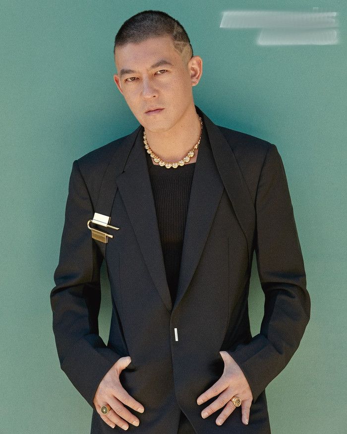 Nam ca sĩ rút khỏi showbiz vì lộ ảnh nóng, nay xuất hiện với diện mạo già nua, làn da chảy xệ Ảnh 4