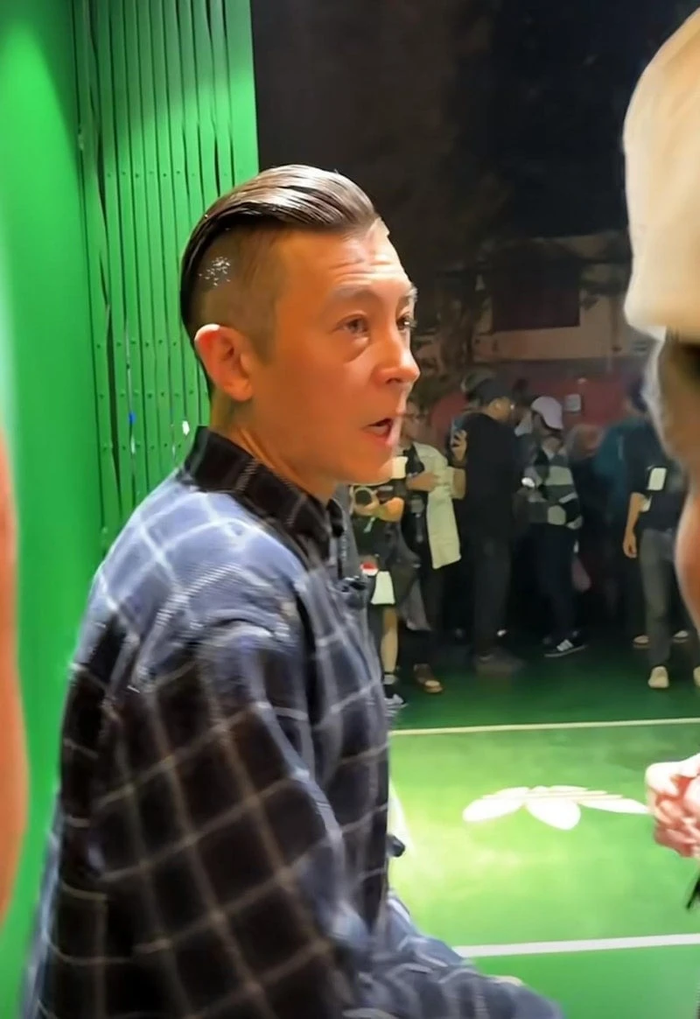 Nam ca sĩ rút khỏi showbiz vì lộ ảnh nóng, nay xuất hiện với diện mạo già nua, làn da chảy xệ Ảnh 1