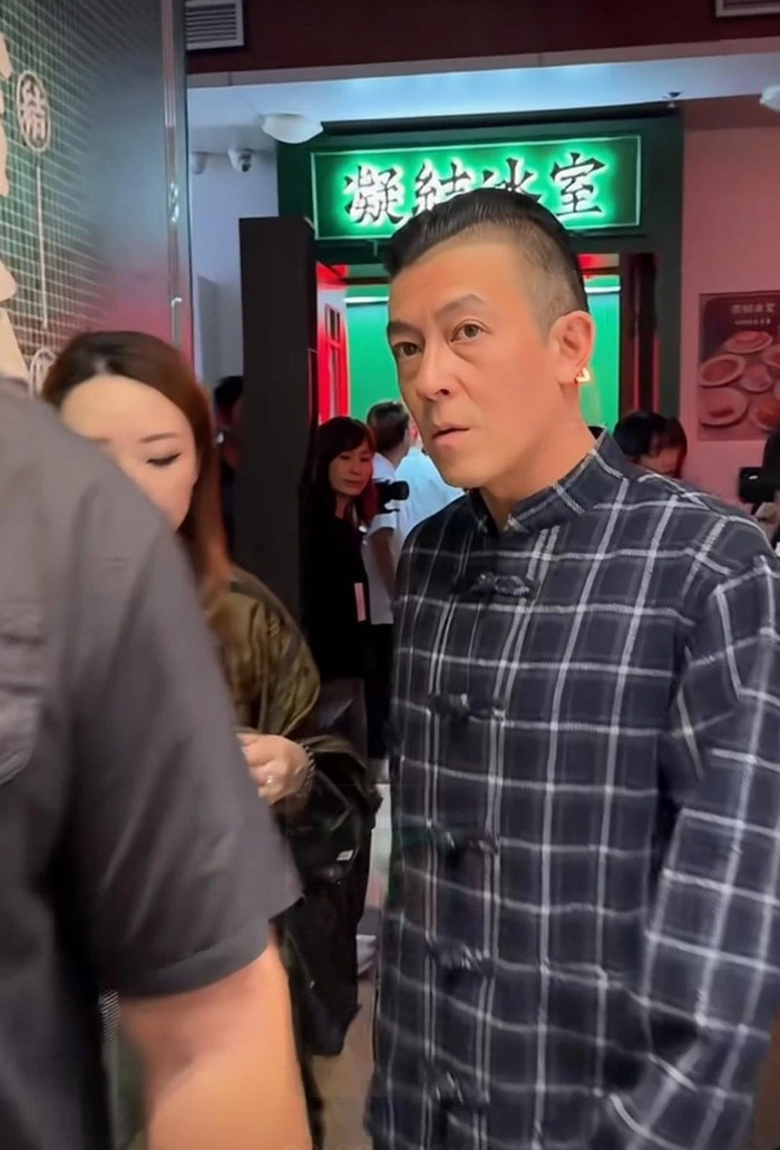 Nam ca sĩ rút khỏi showbiz vì lộ ảnh nóng, nay xuất hiện với diện mạo già nua, làn da chảy xệ Ảnh 2