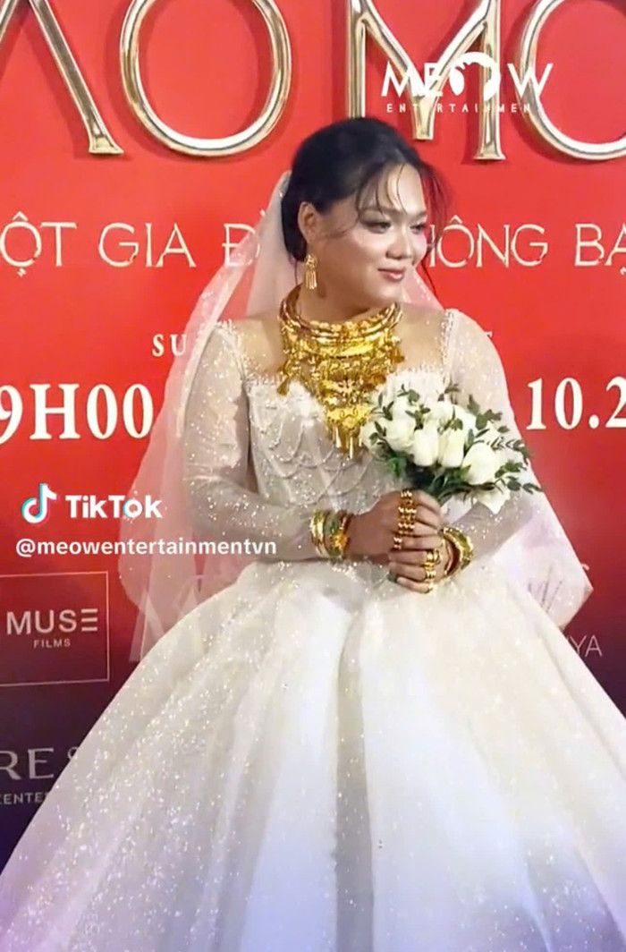 Phạm Thoại mặc váy cưới, đeo vàng trĩu cổ trong ngày trọng đại Ảnh 4
