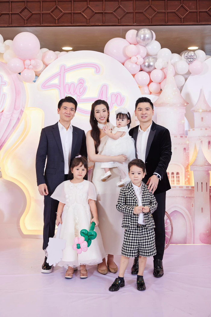 Đỗ Mỹ Linh có mối quan hệ vô cùng thân thiết, gắn bó với gia đình chồng.