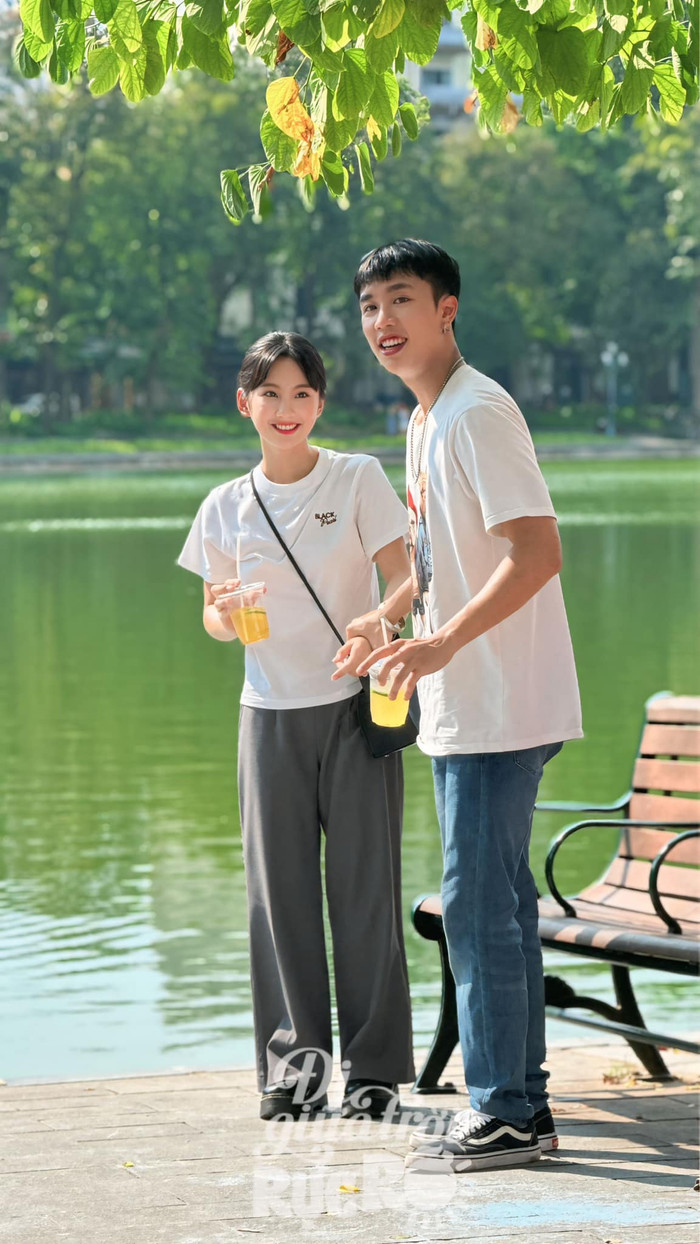 Đoàn phim Đi giữa trời rực rỡ chính thức đóng máy sau nhiều tháng tiến hành ghi hình. 