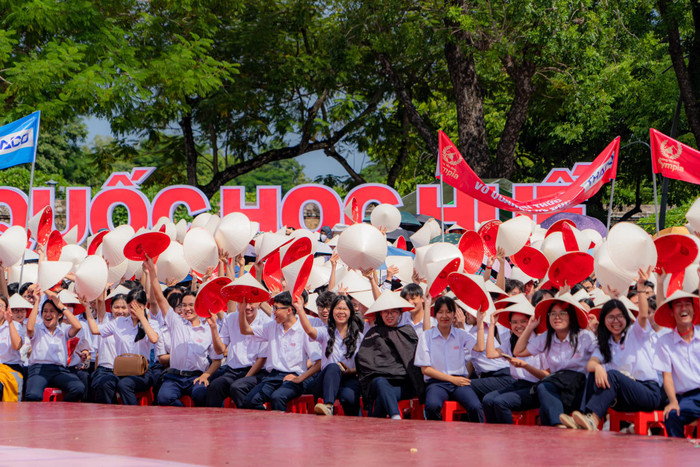 'Biển người' cổ vũ cho Phú Đức tại Quốc học Huế trong trận chung kết vừa qua
