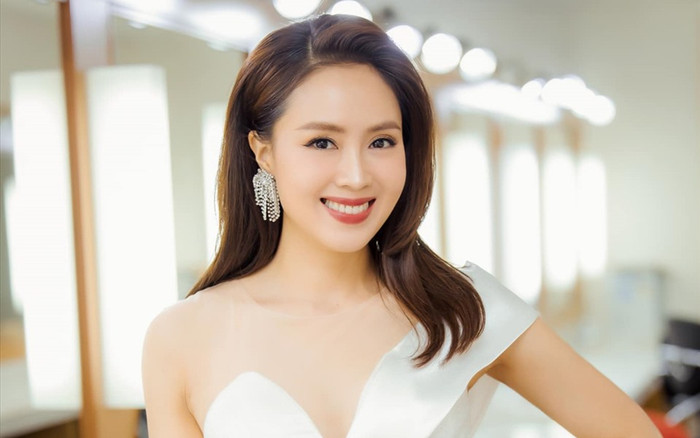 Hồng Diễm khoe vòng eo con kiến, nhan sắc rạng rỡ ở tuổi ngoài 40 Ảnh 2