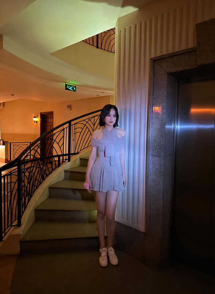 Loạt ảnh chụp tại thảm đỏ hay do Mai Phương Thúy đăng tải đều có sự xuất hiện của miếng băng gạc màu hồng ở tay. Công chúng đặt nghi vấn về việc nàng hậu đang bị thương.