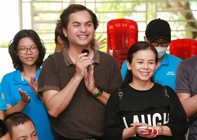 Cố diễn viên Đức Tiến thường xuyên kết hợp đi trao quà từ thiện mỗi lần về Việt Nam. 