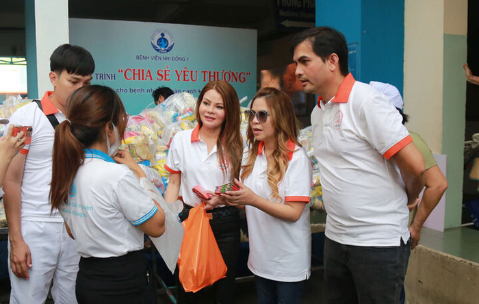 Cố diễn viên Đức Tiến (bìa phải) thường xuyên tham gia các hoạt động thiện nguyện.