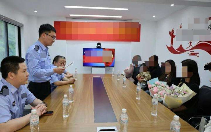 Hàng xóm cầm điện thoại chạy sang, vợ chồng rơi nước mắt trước hình ảnh bên trong Ảnh 2