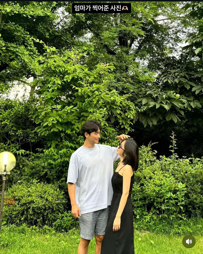 ChoA và chồng của cô.