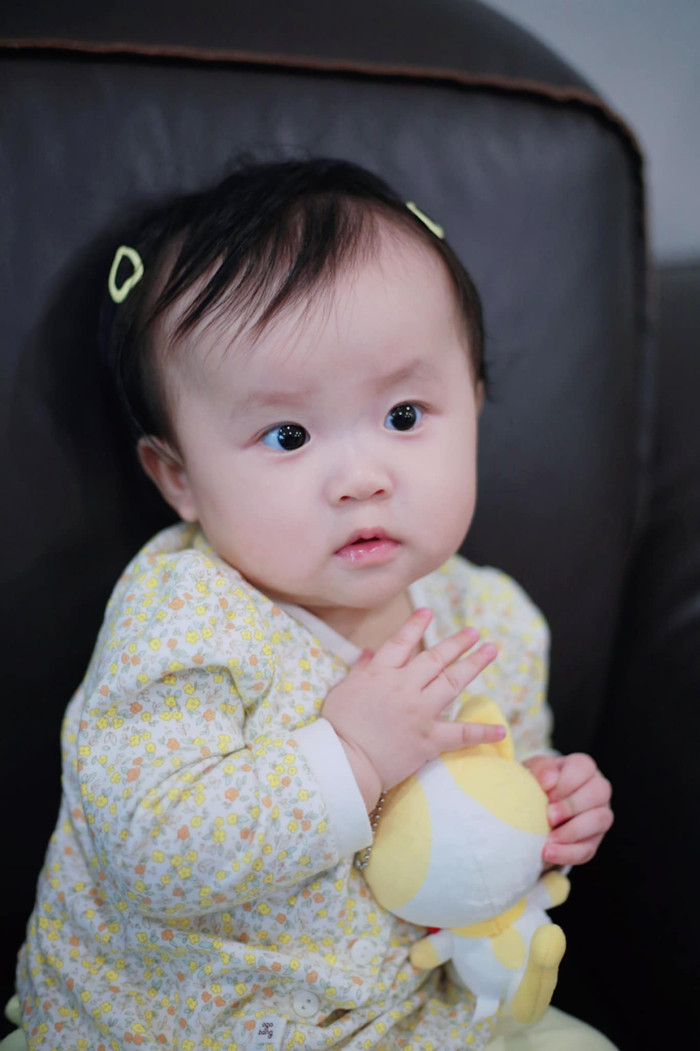 Sam khoe vẻ 'thùy mị, nết na' của con gái Ảnh 2