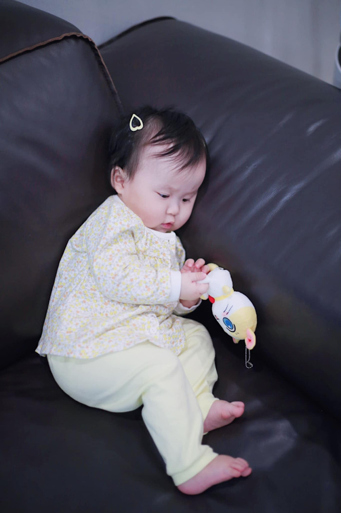 Sam khoe vẻ 'thùy mị, nết na' của con gái Ảnh 4