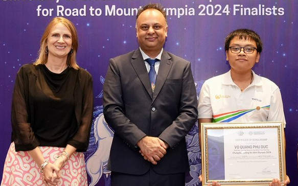 Quán quân Olympia 2024 Võ Quang Phú Đức nhận học bổng 60.000 Bảng Anh Ảnh 2