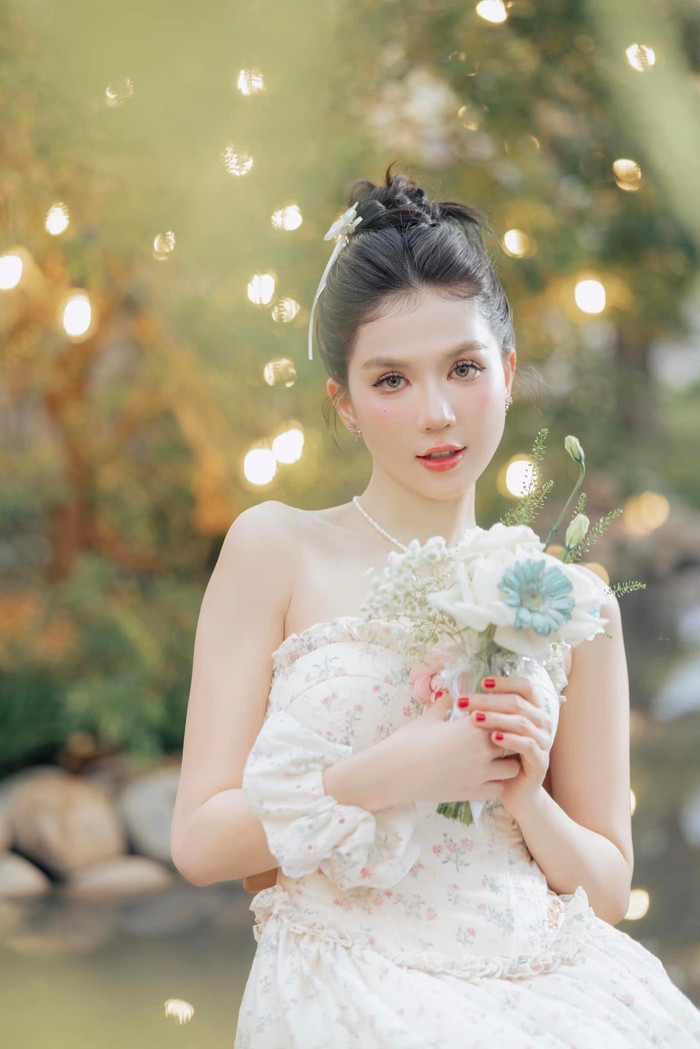 Ngọc Trinh đẹp mong manh, dịu dàng ở độ tuổi 35. Ảnh: FBNV