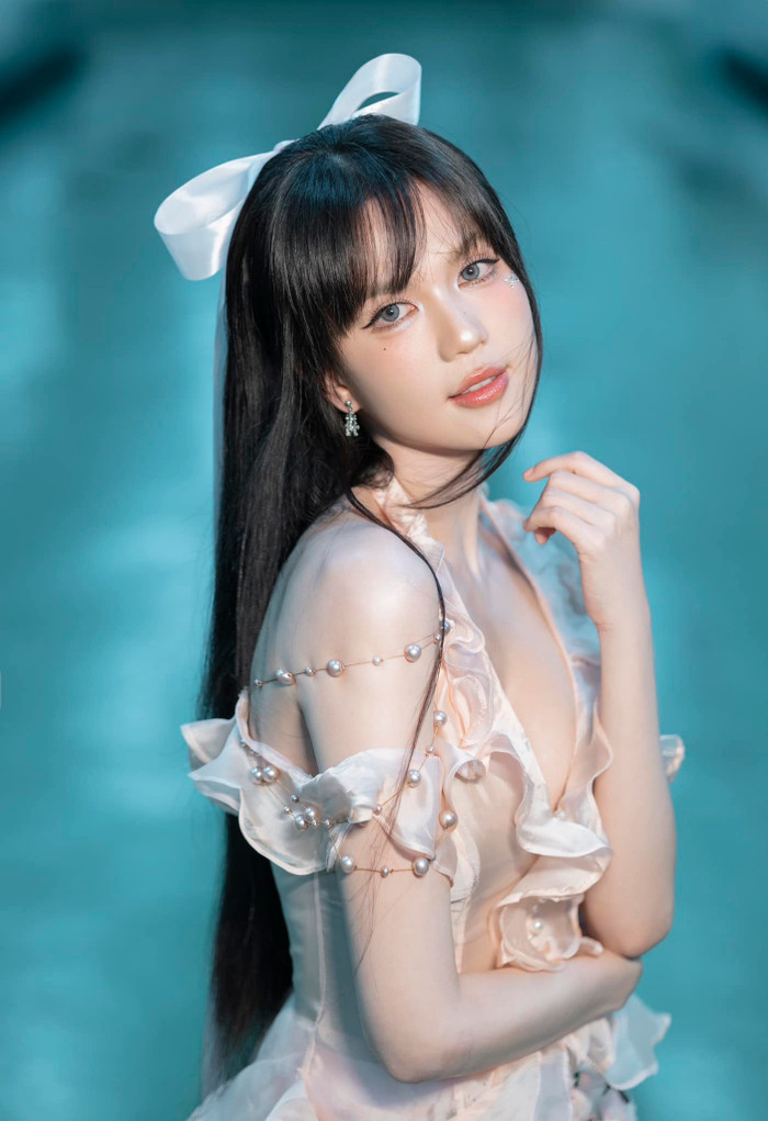 Ngọc Trinh chăm chỉ chụp hình, chiêu đãi khán giả nhiều bộ ảnh khác nhau. Ảnh: FBNV