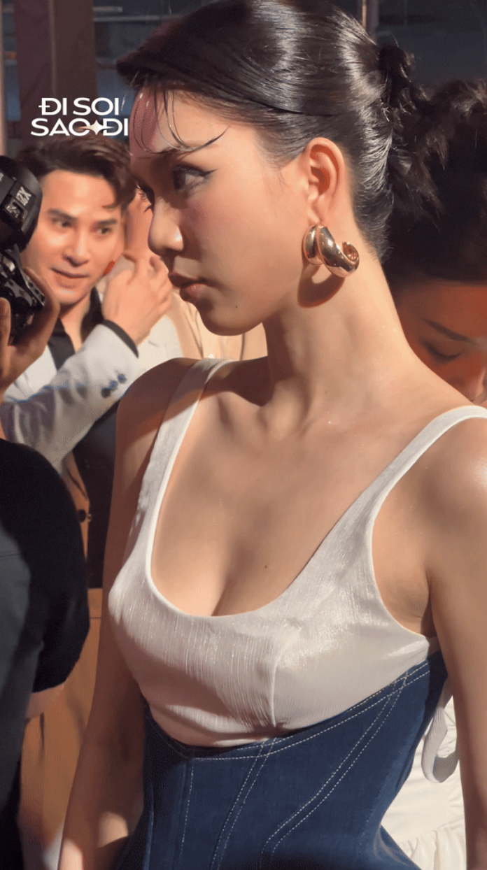 Ngọc Trinh có vẻ không mấy vui vẻ sau khi bị ai đó hất vai trên thảm đỏ. Ảnh: Đi Soi Sao Đi