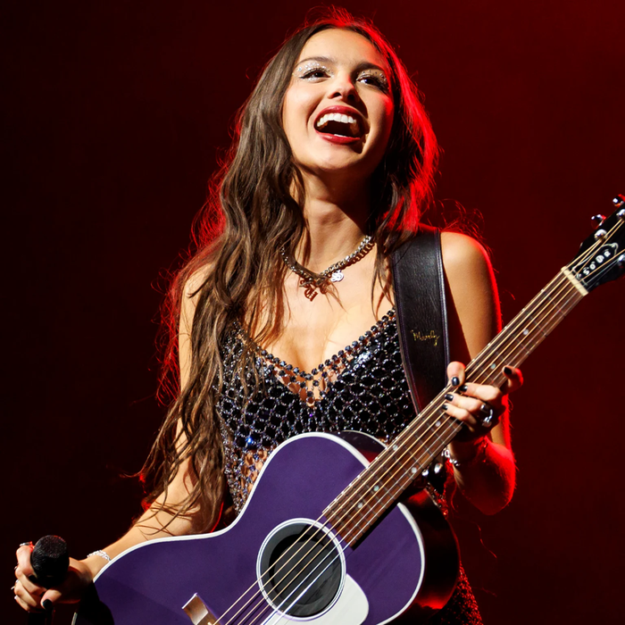 Olivia Rodrigo ngã xuống hố sâu trên sân khấu: Khán giả lo lắng, Charlie Puth kinh ngạc Ảnh 4