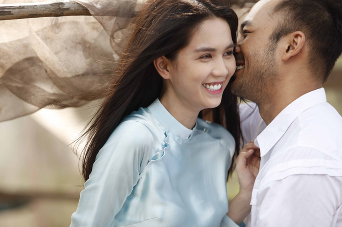 Ngọc Trinh và 'bạn trai đại gia đầu tiên' Petey Majik Nguyễn tình tứ trong Vòng eo 56. Cả hai được nhận xét vô cùng đẹp đôi.