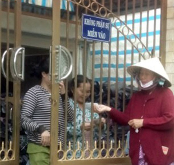 Gia đình anh D phải ghi tấm biển từ chối tiếp người lạ. 