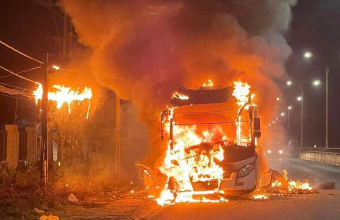 Xe khách bất ngờ cháy dữ dội trên quốc lộ 1A, hơn 20 người hoảng loạn thoát nạn.