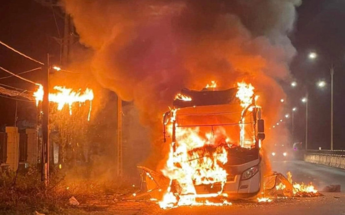 Xe khách giường nằm bốc cháy ngùn ngụt, hơn 20 hành khách tháo chạy thoát thân Ảnh 2