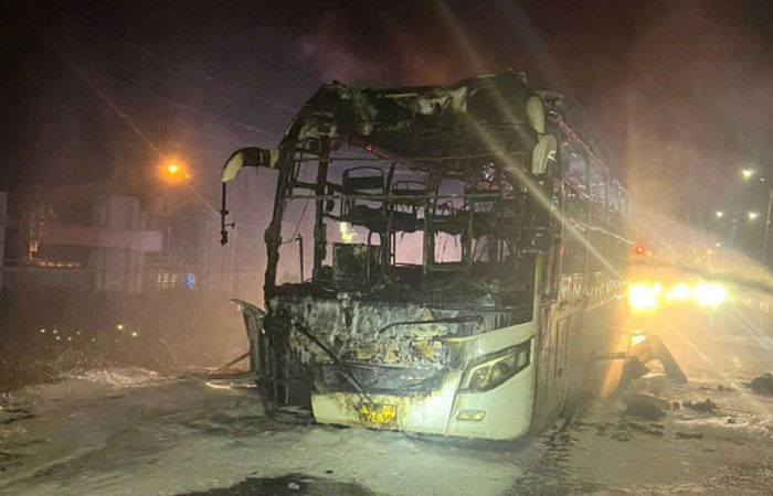 Xe khách bị ngọn lửa thiêu rụi hoàn toàn, trơ khung xương - Ảnh: hanamtv.vn