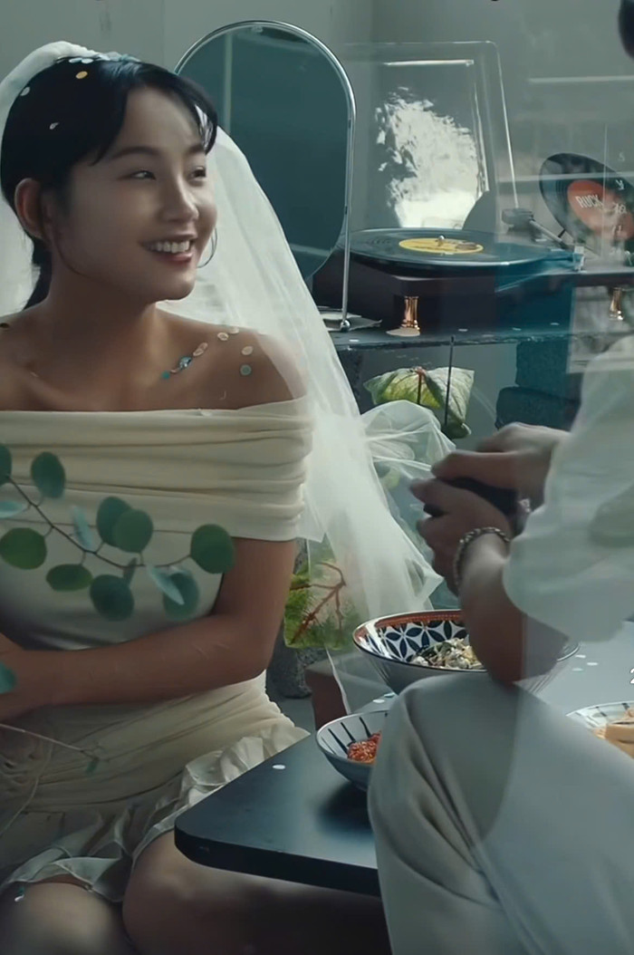 Pu mặc váy cô dâu cực xinh đẹp