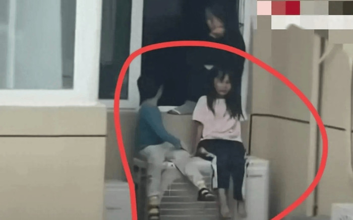 Cãi vã với chồng, mẹ đặt con ngoài ban công tầng 23, camera ghi lại cảnh tượng kinh hoàng Ảnh 2