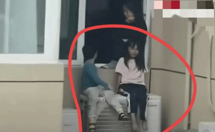 Phẫn nộ với người mẹ nhẫn tâm đặt con ngoài ban công vì cãi vã với chồng.