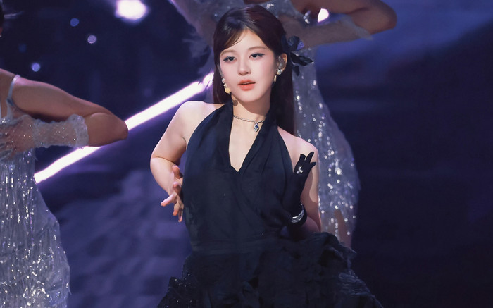 Màn trình diễn bị chê 'thảm họa' của Triệu Lộ Tư: Hát nhép trật lất, vũ đạo như 'tập dưỡng sinh' Ảnh 2