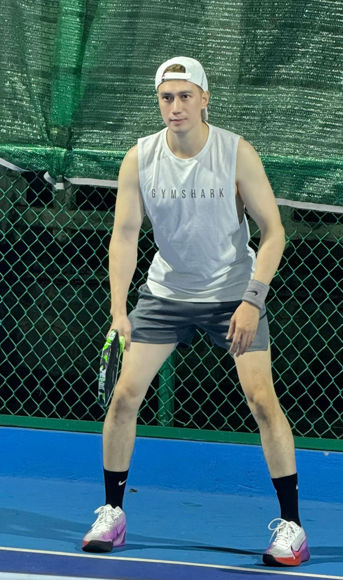 Việt Anh cũng thể hiện sự nghiêm túc khi chơi pickleball như Quỳnh Nga. Ảnh: FBNV