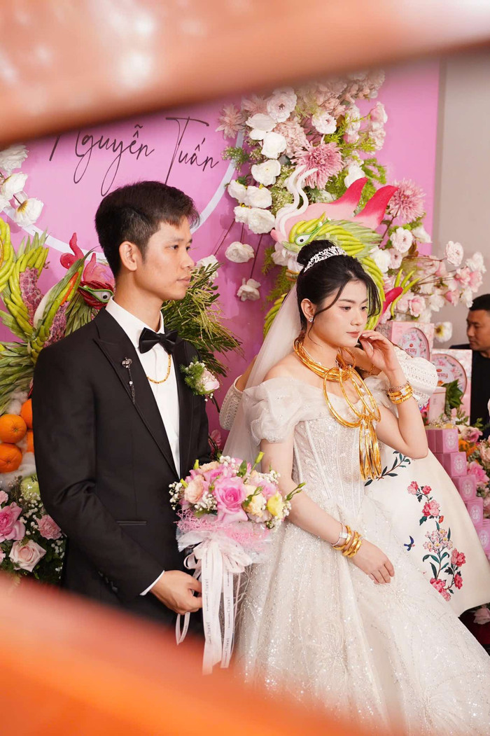 Hiện tại cô dâu Mai Trang chưa có thời gian kiểm kê vàng cưới từ gia đình nhà chồng.