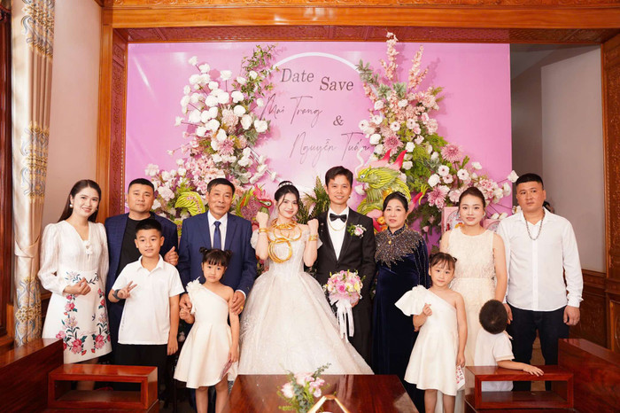 Cặp đôi còn nhận thêm 1 tỉ tiền mặt.