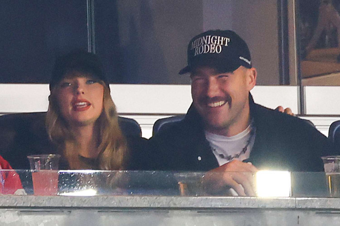 Mối lo ngại khi hàng chục người bao vây căn hộ của Taylor Swift Ảnh 2
